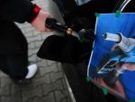 Guvernul vrea sa reduca accizele din 2016, ingrijorat de scaderea consumului de carburanti si alcool. Executivul va elimina si taxa de stalp, pentru a incuraja investitiile