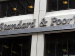 Agenția Standard Poor s reconfirmă perspectiva stabilă a ratingului României, dar avertizează că există riscuri tot mai mari la adresa economiei