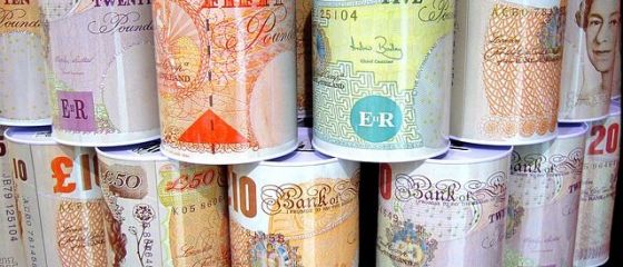 Lira sterlina a scazut fata de dolar la cel mai redus nivel din ultimele 14 luni