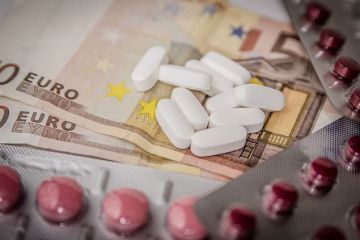 Mafia retetelor false: 9 persoane, retinute. Medici si farmacisti s-au imbogatit inselandu-i pe bolnavii de cancer. Prejudiciul: 3,5 mil. euro. Printre suspecti, si sotia unui doctor roman cu o avere de 60 mil. euro