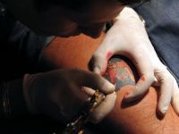 Tatuajele si piercing-urile pentru orbi, bolnavii de SIDA sau femeile insarcinate, interzise de Ministerul Sanatatii