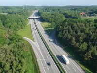 
	Cea mai lunga autostrada din Europa leaga Danemarca de Austria, prin Germania, si masoara mai mult decat intreaga retea de drumuri de mare viteza din Romania
