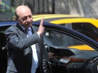 Barbatul care l-a scuipat pe Basescu a incercat sa se sinucida de fata cu politistii