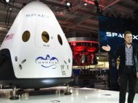 
	SpaceX, compania detinuta de miliardarul Elon Musk, a prezentat o noua capsula care va transporta astronauti pe ISS, in baza unui contract de 1,6 mld. doari cu NASA
