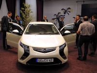 Ministrul Mediului Attila Korodi conduce un autoturism electric