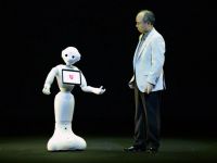 Japonezii incep sa vanda roboti care pot fi utilizati ca bone, infirmieri sau insotitori pentru petreceri. Cat costa &ldquo;jucaria&rdquo; buna la toate