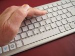 Criminalitatea informatica costa economia mondiala aproape jumatate de trilion dolari anual. O treime din suma reprezinta furtul de informatii de pe carduri de credit