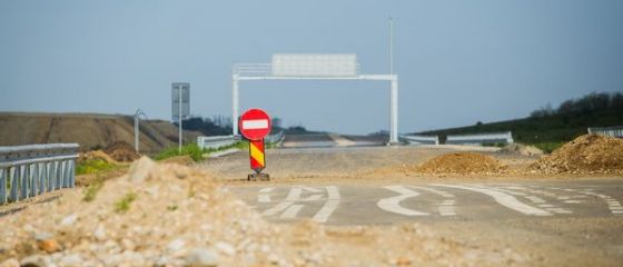 Case care stau in calea autostrazii. Guvernul a aprobat despagubirile pentru terenurile de pe traseul Comarnic-Brasov, proprietarii nici nu vor sa auda