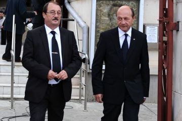 Mircea Basescu, fratele presedintelui, retinut de procurorii anticoruptie, in dosarul in care fiul lui Bercea Mondial il acuza de trafic de influenta. Victor Ponta cere demisia lui Traian Basescu