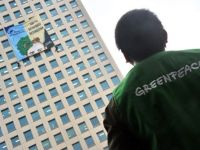 Activisti Greenpeace protesteaza pe o cladire europeana inainte de summitul UE