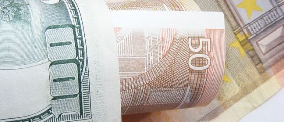 Cursul BNR a urcat usor, la 4,3888 lei/euro, dar ramane la minimul ultimului an. Banca centrala va reduce rezervele minime obligatorii, ca raspuns la masurile BCE