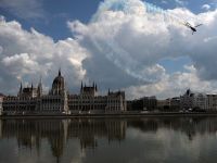 
	Parlamentul de la Budapesta obliga bancile sa returneze comisioanele incorecte, incepand cu creditele din 2004, decizie care le-ar costa 4 mld. dolari
