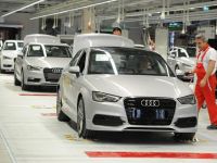
	Audi si Mercedes au redus decalajul vanzarilor fata de BMW, la sase luni. Masinile vedeta care le-au adus cei mai multi bani
