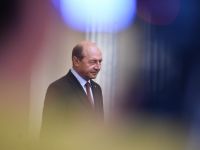 
	Basescu: Daca as fi prim-ministru, as adopta reducerea CAS acum. Ponta nu a fost pregatit, s-ar putea sa fac publice toate intalnirile. Premierul: Cand te bagi in cocina, te mananca porcii!
