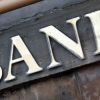 In mod paradoxal, in Romania pare mai avantajos sa ajungi pe mana recuperatorilor decat sa fii bun-platnic la banca. Ratele scad substantial