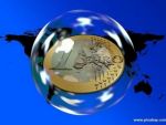 Euro a coborat la cel mai scazut nivel din ultimii noua ani fata de dolar