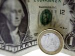Leul s-a depreciat in raport euro, dolarul american si francul elvetian. Cursul BNR a crescut cu aproape un ban si jumatate, peste 4,3 lei/euro