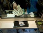 Euro a coborat cu aproape 1 ban, la 4,3965 lei, minimul a sapte luni si jumatate. Dolarul a urcat cu 4,26 bani