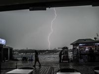 Furtuni violente perturba traficul aerian la Istanbul