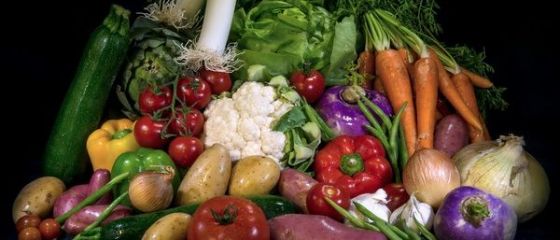 Firme care distribuiau legume si fructe in hipermarketuri, suspectate de evaziune de 1,3 mil. euro