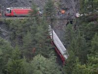 Un tren cu 200 de persoane la bord, a deraiat in Elvetia. Mai multe vagoane, suspendate in aer