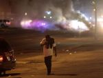 Politia foloseste gaze lacrimogene impotriva manifestantilor la Ferguson