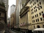Wall Street a deschis in scadere, pretul petrolui a coborat cu 3,1%. Actiunile Apple, in crestere