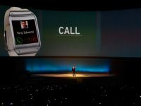 Samsung a prezentat Gear S, un smartwatch cu ecran curbat, capabil sa efectueze si sa primeasca apeluri telefonice