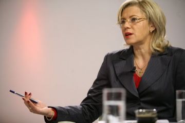 Corina Cretu, audiata de Junker, ar urma sa fie comisar european pentru ajutor umanitar. Premierul anuntase ca Romania a obtinut dezvoltarea regionala. Ponta de vina pe Basescu
