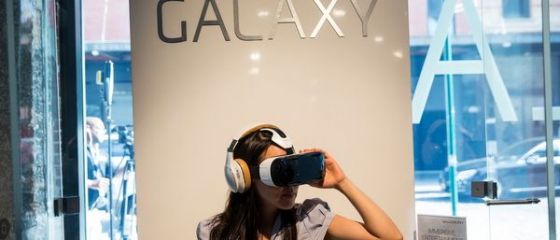 Samsung Gear VR, un dispozitiv care ofera posibilitatea de a experimenta jocuri si videoclipuri in realitatea virtuala, lansat miercuri impreuna cu Galaxy Note 4