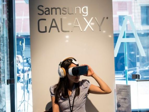 Samsung Gear VR, un dispozitiv care ofera posibilitatea de a experimenta jocuri si videoclipuri in realitatea virtuala, lansat miercuri impreuna cu Galaxy Note 4