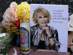 A murit actrita americana Joan Rivers, considerata un pionier al accesului femeilor in lumea comediei