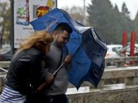 Codul galben de vant in Bucuresti si alte cinci judete, prelungit pana la ora 17.00