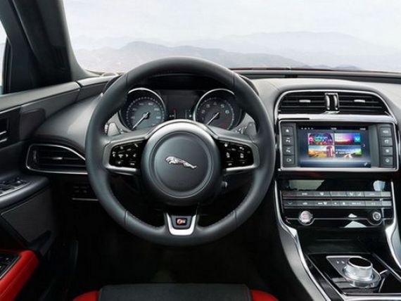 Jaguar intra pe cel mai aglomerat segment al pietei vehiculelor de lux cu sedanul XE. Cel mai ieftin model al producatorului britanic tinteste generatia iPad si concureaza BMW serie 3. FOTO