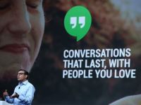 
	Google lanseaza un rival pentru Skype. Motorul de cautare permite efectuarea de apeluri vocale gratuite pe internet, prin intermediul aplicatiei Hangouts
