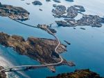 Drumul Atlanticului, una dintre cele mai periculoase, dar si spectaculoase sosele din Europa: serpentine, poduri abrupte si valuri care se sparg peste masini. FOTO, VIDEO