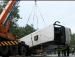 Un autocar cu 26 de romani a cazut intr-o rapa in Bulgaria. O persoana a murit, iar cinci sunt ranite grav