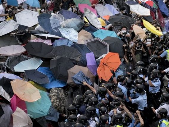 Hong Kong HAOS. Occupy Central, condusa de doi profesori si un preot, paralizeaza una dintre cele mai bogate regiuni ale lumii, din cauza Chinei