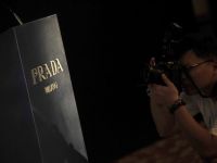 Chinezii nu se mai imbraca de la Prada. Vanzarile producatorului italian de lux au scazut anul trecut, din cauza cererii slabe in Asia