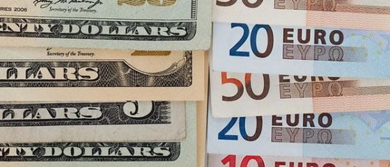 Euro a scazut la minimul ultimilor doi ani fata de dolar, din cauza inflatiei reduse. Moneda americana incheie cel mai bun trimestru dupa declansarea crizei financiare