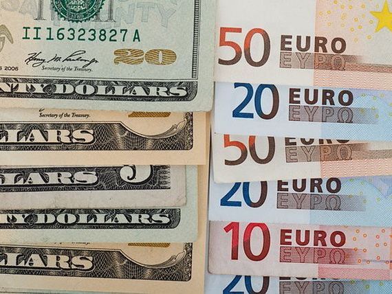 Euro a scazut la minimul ultimilor doi ani fata de dolar, din cauza inflatiei reduse. Moneda americana incheie cel mai bun trimestru dupa declansarea crizei financiare