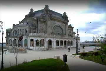 O bijuterie arhitectonica se darama din picioare, din nepasarea autoritatilor. Blestemul unui bogatas care s-a sinucis pierzandu-si averea la ruleta pare sa urmareasca si azi Cazinoul din Constanta