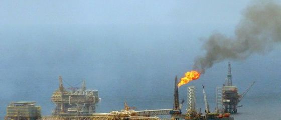 Pretul petrolului a scazut sub pragul psihologic de 90 dolari/baril, la cel mai redus nivel din ultimii 4 ani