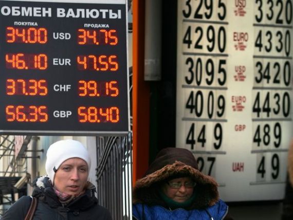 Rubla isi continua prabusirea. Moneda ruseasca a coborat la un nou minim record fata de un cos dolar-euro, pentru a cincea zi consecutiv
