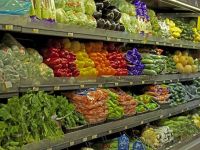 
	Deputatii acuza comerciantii ca majoreaza preturile la alimente, inaintea reducerii TVA, din iunie. Reactia marilor retele de retail
