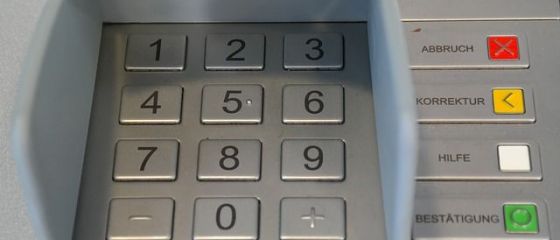 Bancile castiga peste 200 mil. euro/an din comisioanele incasate la ATM-uri. Cati bani pierd romanii cand scot bani de la bancomat