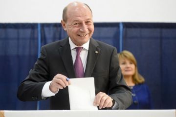 Presedintele Basescu a publicat pe Facebook imagini cu Ponta la el in birou: Sa vedem cum e cu pisicutul. La TV e erou . Reactia premierului