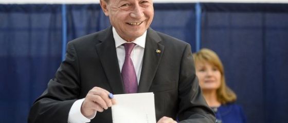 Presedintele Basescu a publicat pe Facebook imagini cu Ponta la el in birou: Sa vedem cum e cu pisicutul. La TV e erou . Reactia premierului