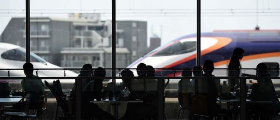 Un tren mai rapid ca niciodata, care pluteste deasupra sinelor. Primul test cu calatori: garnitura pe perna magnetica a depasit viteza de 500 km/ora. VIDEO