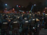 Mii de oameni in strada, la Bucuresti. Protestatarii opriti de jandarmi cu dubele. Manifestatii in Brasov, Sibiu, Cluj si Iasi